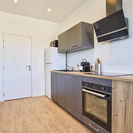 Lumineux Avec 2 Balcons A 600m De La - Fr-1-788-78